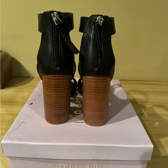 MADDEN GIRL Clyde City Sandals - Picture 10 of 13